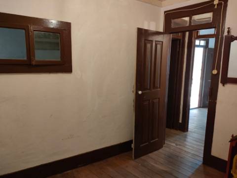 Moradia Geminada T4 | Gouveia | Potencial para Investimento ou Habitação Própria
