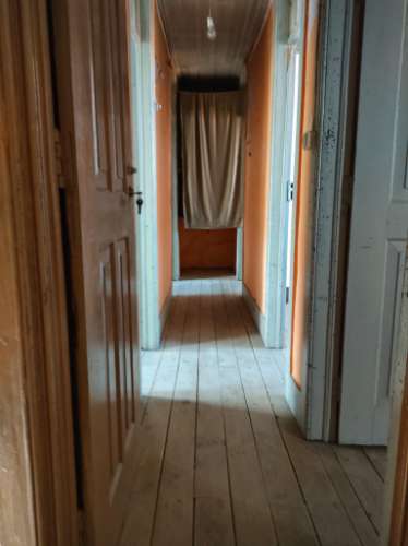 Moradia Geminada T4 | Gouveia | Potencial para Investimento ou Habitação Própria
