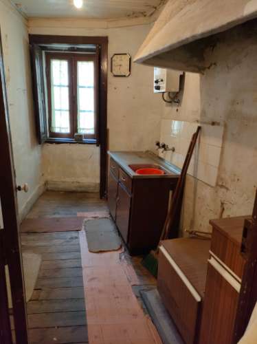 Moradia Geminada T4 | Gouveia | Potencial para Investimento ou Habitação Própria
