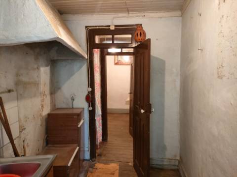 Moradia Geminada T4 | Gouveia | Potencial para Investimento ou Habitação Própria
