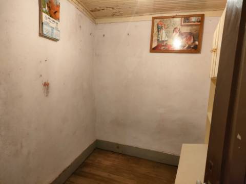 Moradia Geminada T4 | Gouveia | Potencial para Investimento ou Habitação Própria
