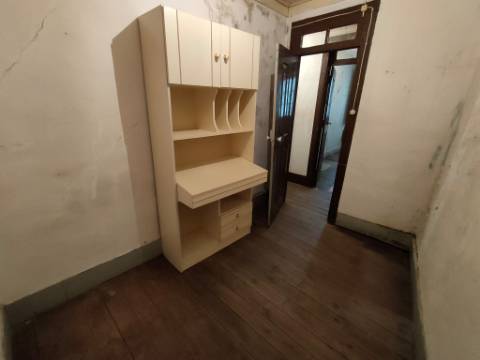 Moradia Geminada T4 | Gouveia | Potencial para Investimento ou Habitação Própria
