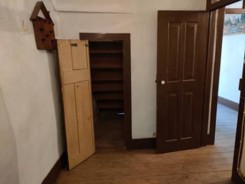 Moradia Geminada T4 | Gouveia | Potencial para Investimento ou Habitação Própria
