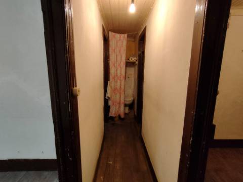 Moradia Geminada T4 | Gouveia | Potencial para Investimento ou Habitação Própria
