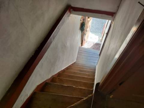 Moradia Geminada T4 | Gouveia | Potencial para Investimento ou Habitação Própria
