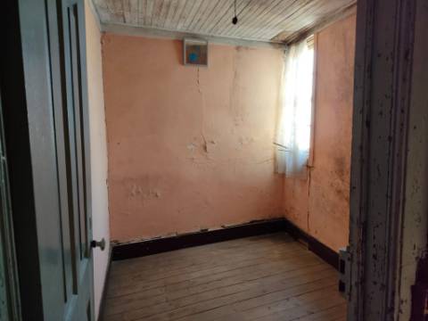 Moradia Geminada T4 | Gouveia | Potencial para Investimento ou Habitação Própria
