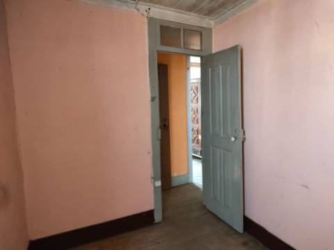 Moradia Geminada T4 | Gouveia | Potencial para Investimento ou Habitação Própria
