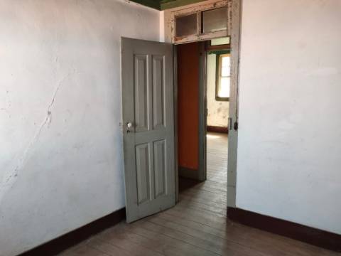 Moradia Geminada T4 | Gouveia | Potencial para Investimento ou Habitação Própria
