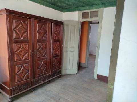 Moradia Geminada T4 | Gouveia | Potencial para Investimento ou Habitação Própria
