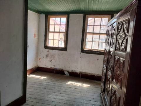 Moradia Geminada T4 | Gouveia | Potencial para Investimento ou Habitação Própria
