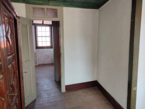 Moradia Geminada T4 | Gouveia | Potencial para Investimento ou Habitação Própria
