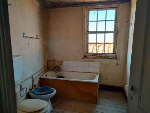 Moradia Geminada T4 | Gouveia | Potencial para Investimento ou Habitação Própria
