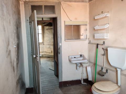 Moradia Geminada T4 | Gouveia | Potencial para Investimento ou Habitação Própria
