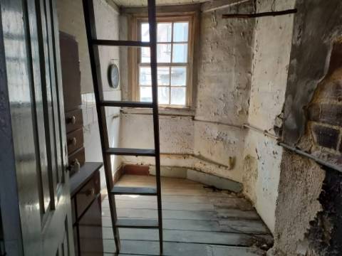 Moradia Geminada T4 | Gouveia | Potencial para Investimento ou Habitação Própria
