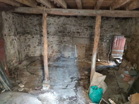 Moradia Geminada T4 | Gouveia | Potencial para Investimento ou Habitação Própria
