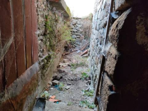 Moradia Geminada T4 | Gouveia | Potencial para Investimento ou Habitação Própria
