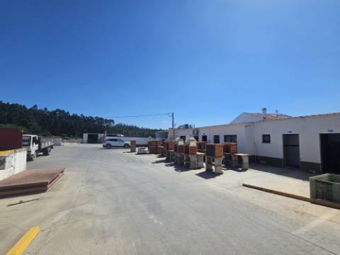 Armazéns Industriais junto a Torres Vedras