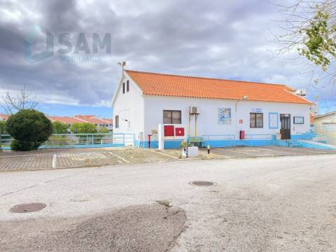 Moradia Térrea com Terraço e Piscina - BalealCoop