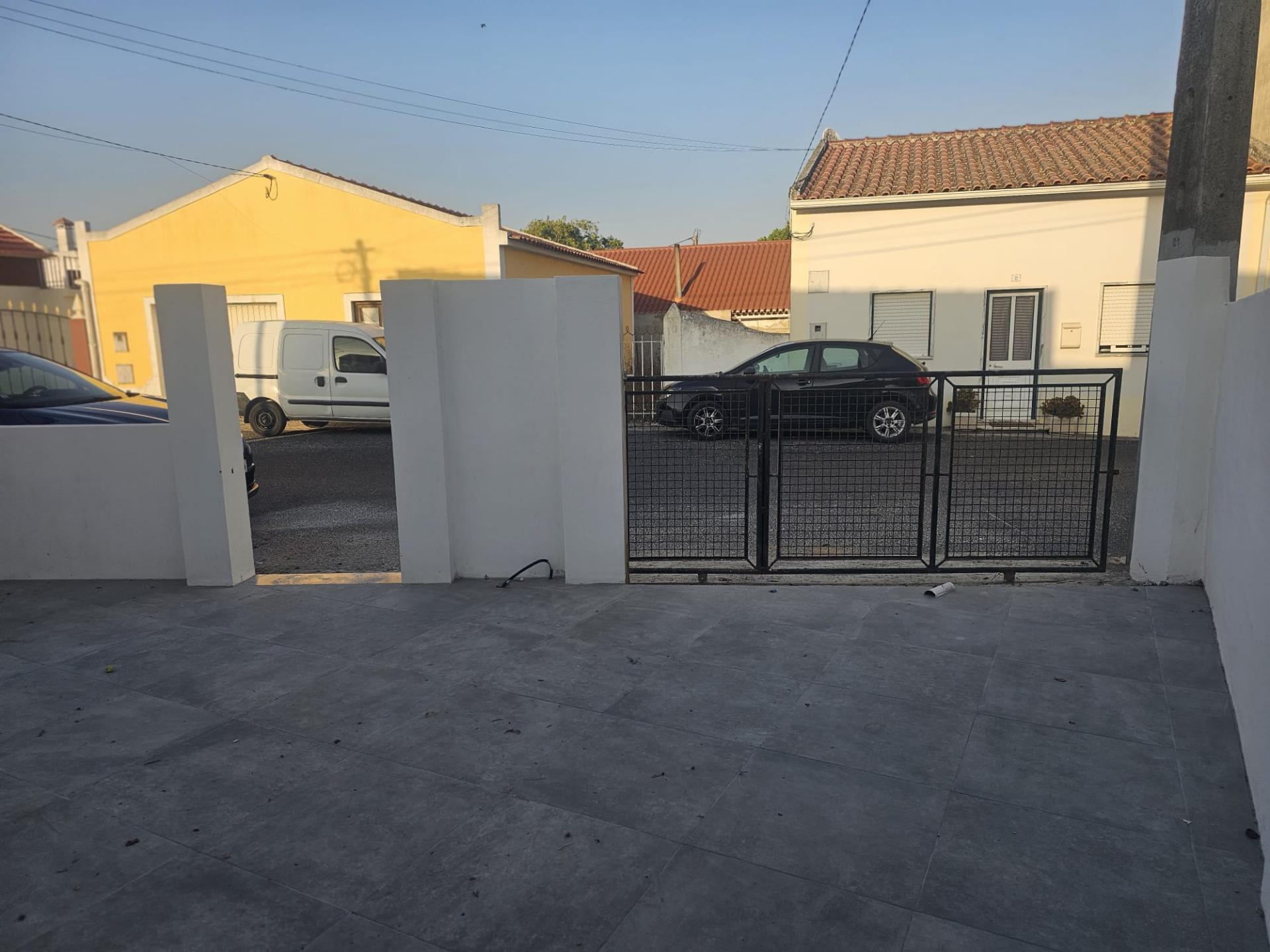 MORADIA T3 COM ESPAÇO EXTERIOR