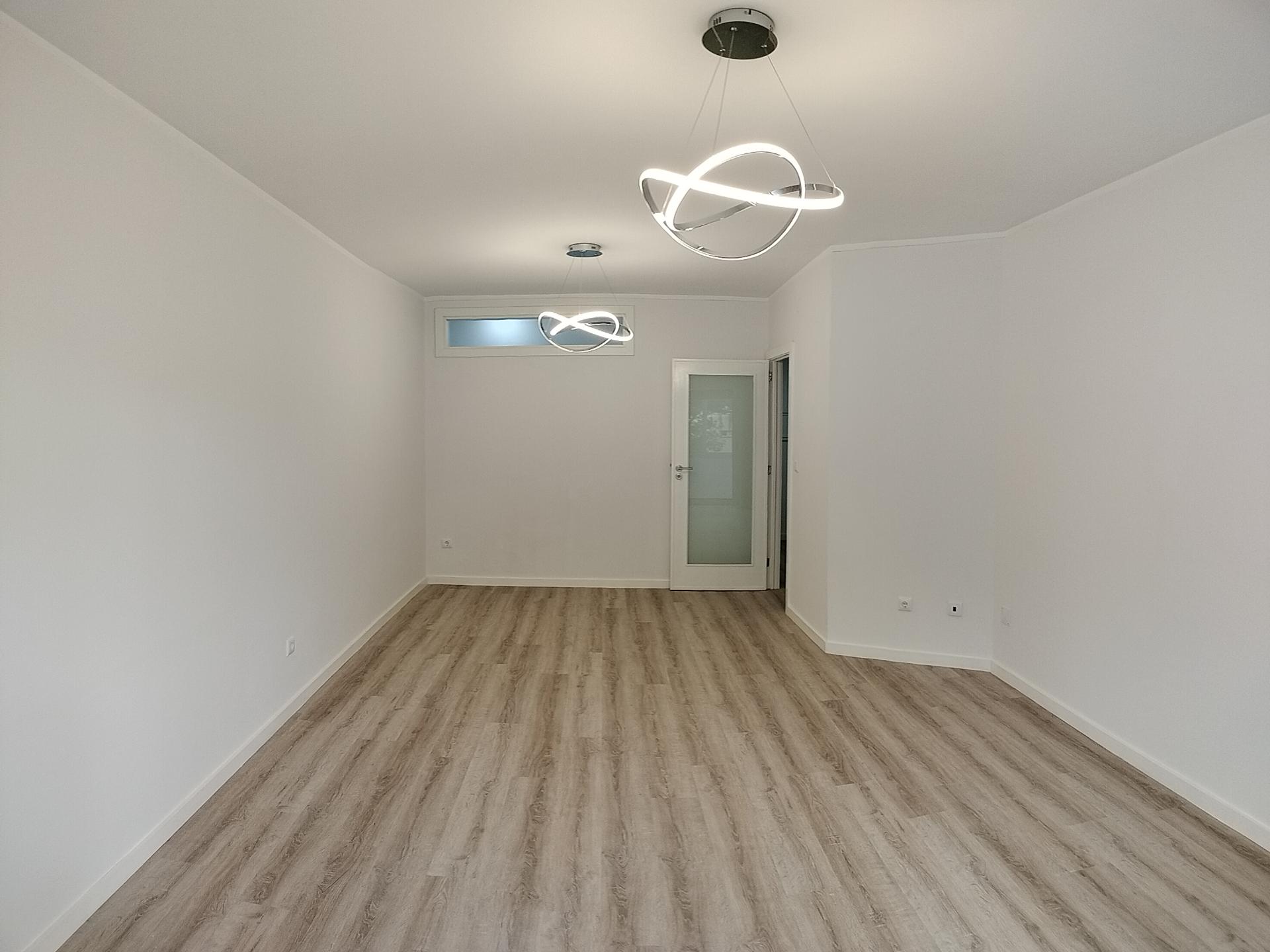 Apartamento T2+1 com Garagem Box, totalmente remodelado, Valadares, Vila