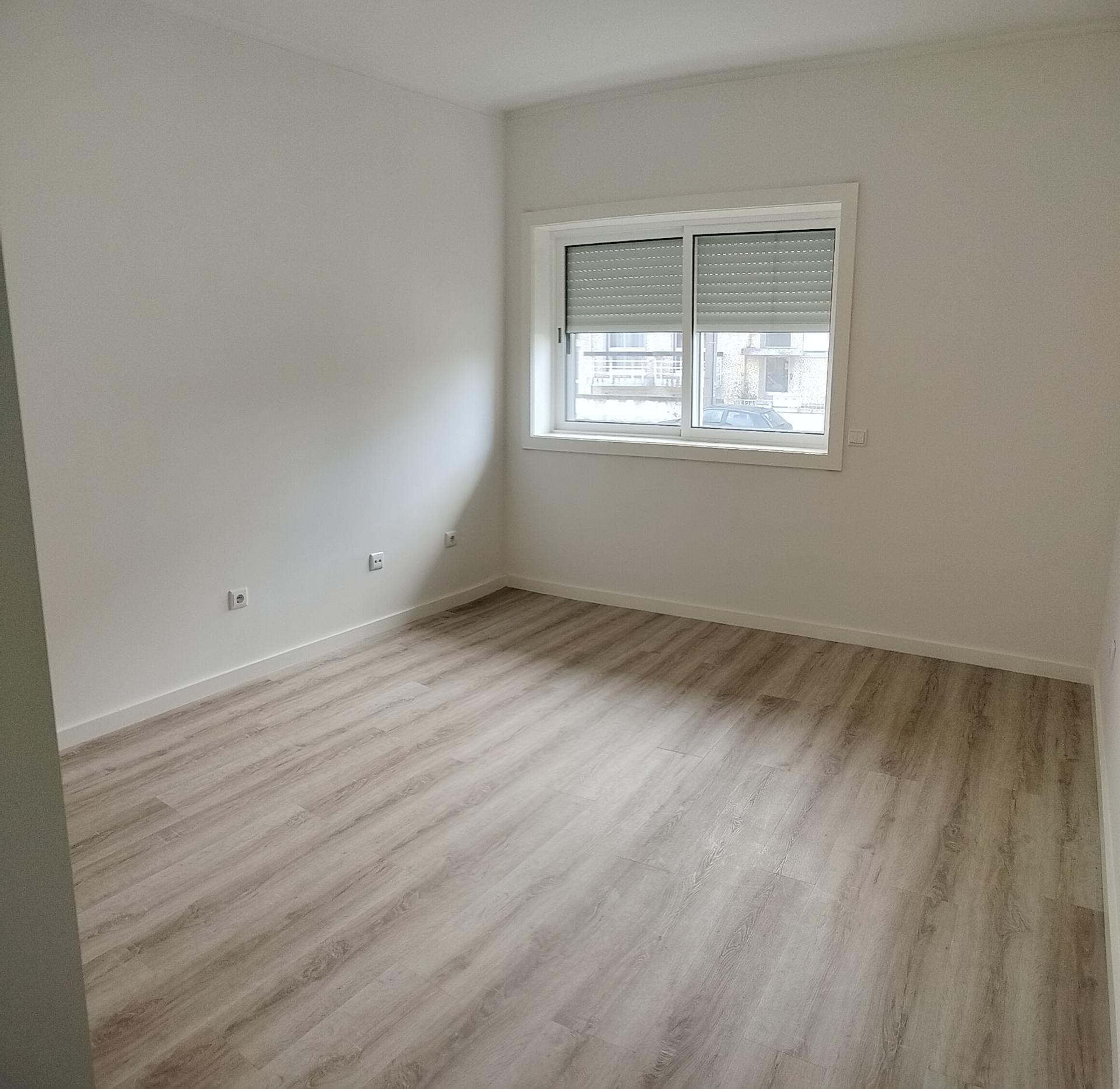 Apartamento T2+1 com Garagem Box, totalmente remodelado, Valadares, Vila