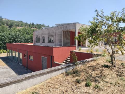 MORADIA ISOLADA

-5 Quartos, 582 m2 
-Marco, Marco de Canaveses
- O imóvel está a ser vendido no estado atual.
