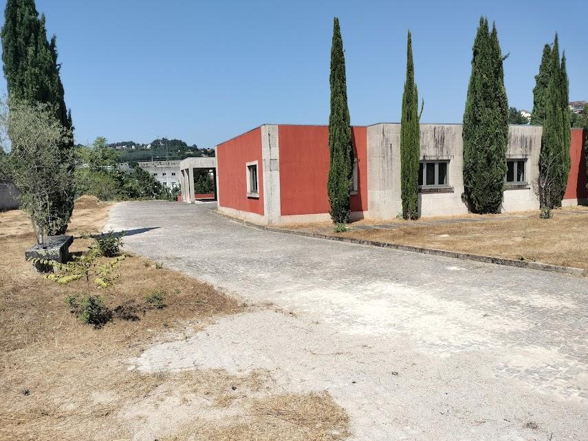 MORADIA ISOLADA

-5 Quartos, 582 m2 
-Marco, Marco de Canaveses
- O imóvel está a ser vendido no estado atual.
