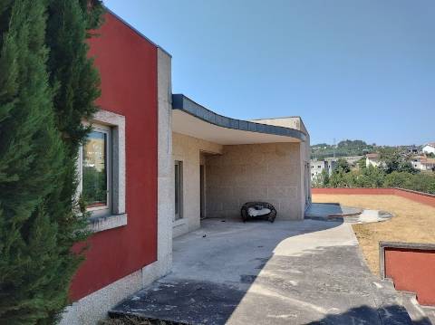 MORADIA ISOLADA

-5 Quartos, 582 m2 
-Marco, Marco de Canaveses
- O imóvel está a ser vendido no estado atual.
