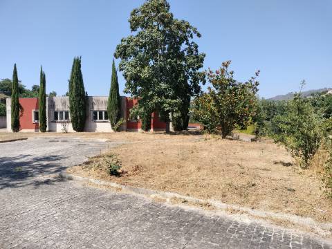 MORADIA ISOLADA

-5 Quartos, 582 m2 
-Marco, Marco de Canaveses
- O imóvel está a ser vendido no estado atual.
