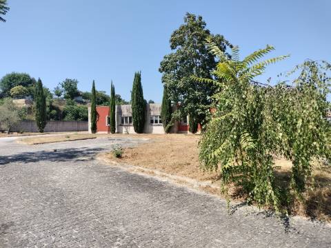 MORADIA ISOLADA

-5 Quartos, 582 m2 
-Marco, Marco de Canaveses
- O imóvel está a ser vendido no estado atual.
