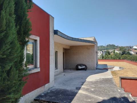 MORADIA ISOLADA

-5 Quartos, 582 m2 
-Marco, Marco de Canaveses
- O imóvel está a ser vendido no estado atual.
