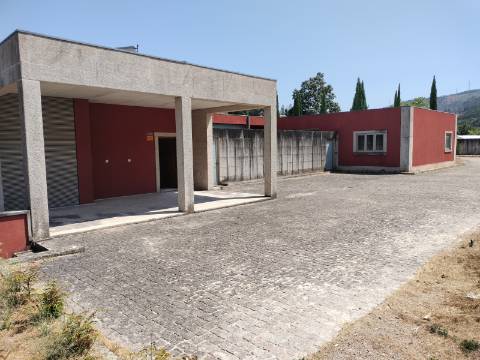 MORADIA ISOLADA

-5 Quartos, 582 m2 
-Marco, Marco de Canaveses
- O imóvel está a ser vendido no estado atual.
