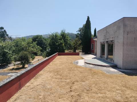 MORADIA ISOLADA

-5 Quartos, 582 m2 
-Marco, Marco de Canaveses
- O imóvel está a ser vendido no estado atual.
