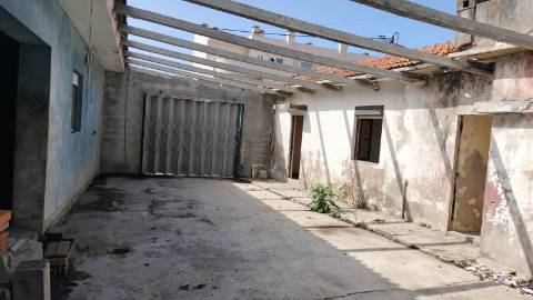 Moradia + armazém ( 2 artigos) para recuperar.
Salgueiros Canidelo, V N Gaia