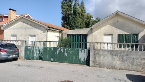 Moradia + armazém ( 2 artigos) para recuperar.
Salgueiros Canidelo, V N Gaia