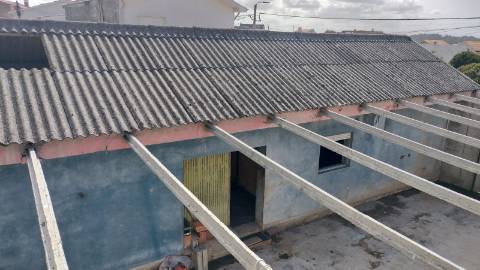 Moradia + armazém ( 2 artigos) para recuperar.
Salgueiros Canidelo, V N Gaia