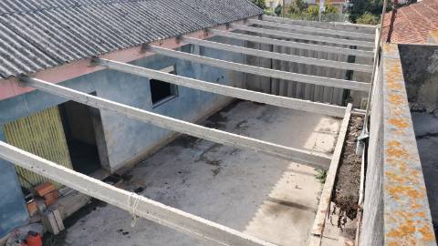 Moradia + armazém ( 2 artigos) para recuperar.
Salgueiros Canidelo, V N Gaia