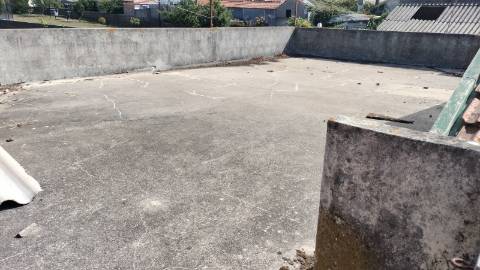 Moradia + armazém ( 2 artigos) para recuperar.
Salgueiros Canidelo, V N Gaia