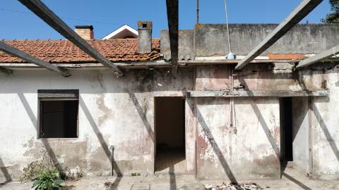 Moradia + armazém ( 2 artigos) para recuperar.
Salgueiros Canidelo, V N Gaia