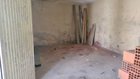 Moradia + armazém ( 2 artigos) para recuperar.
Salgueiros Canidelo, V N Gaia