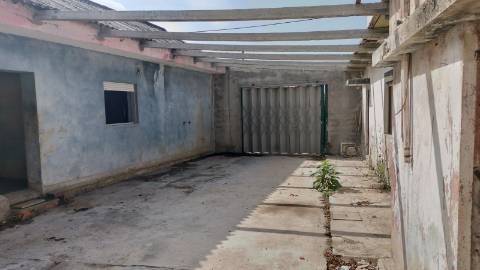 Moradia + armazém ( 2 artigos) para recuperar.
Salgueiros Canidelo, V N Gaia