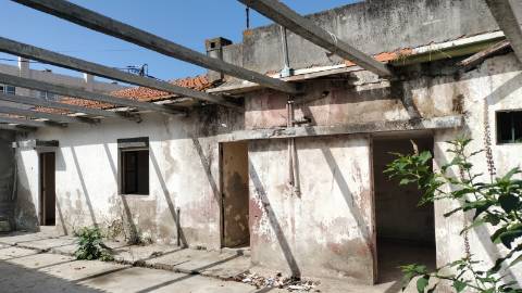 Moradia + armazém ( 2 artigos) para recuperar.
Salgueiros Canidelo, V N Gaia