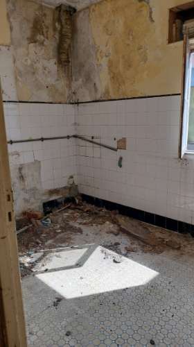 Moradia + armazém ( 2 artigos) para recuperar.
Salgueiros Canidelo, V N Gaia