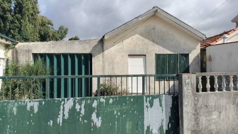 Moradia + armazém ( 2 artigos) para recuperar.
Salgueiros Canidelo, V N Gaia