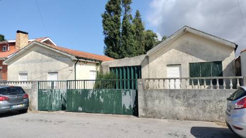 Moradia + armazém ( 2 artigos) para recuperar.
Salgueiros Canidelo, V N Gaia