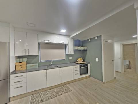 Apartamento T2 renovado com estacionamento