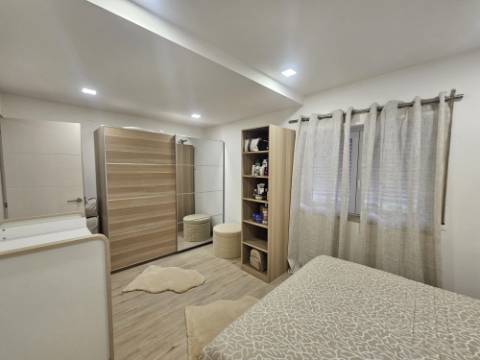 Apartamento T2 renovado com estacionamento