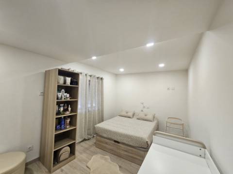 Apartamento T2 renovado com estacionamento