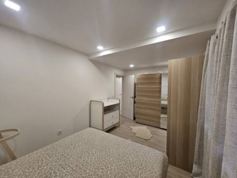 Apartamento T2 renovado com estacionamento