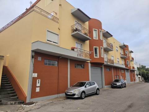 Apartamento T2 renovado com estacionamento